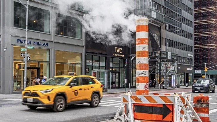 New York’un sokaklarında yürüyen, araba süren ya da bisiklet kullanan