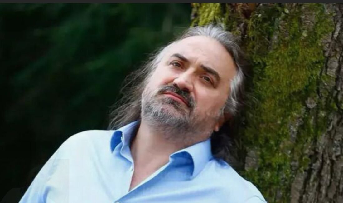 Kuzey Kıbrıs Türk Cumhuriyeti'nde (KKTC) verdiği konser sırasında fenalaşan şarkıcı