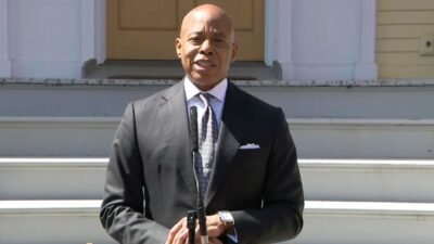 New York Belediye Başkanı Eric Adams, düzenlediği basın toplantısında şehirdeki