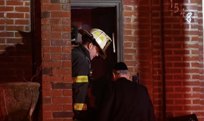 Brooklyn’de Cuma gecesi art arda çıkan iki yangın, İtfaiye Dairesi’ni