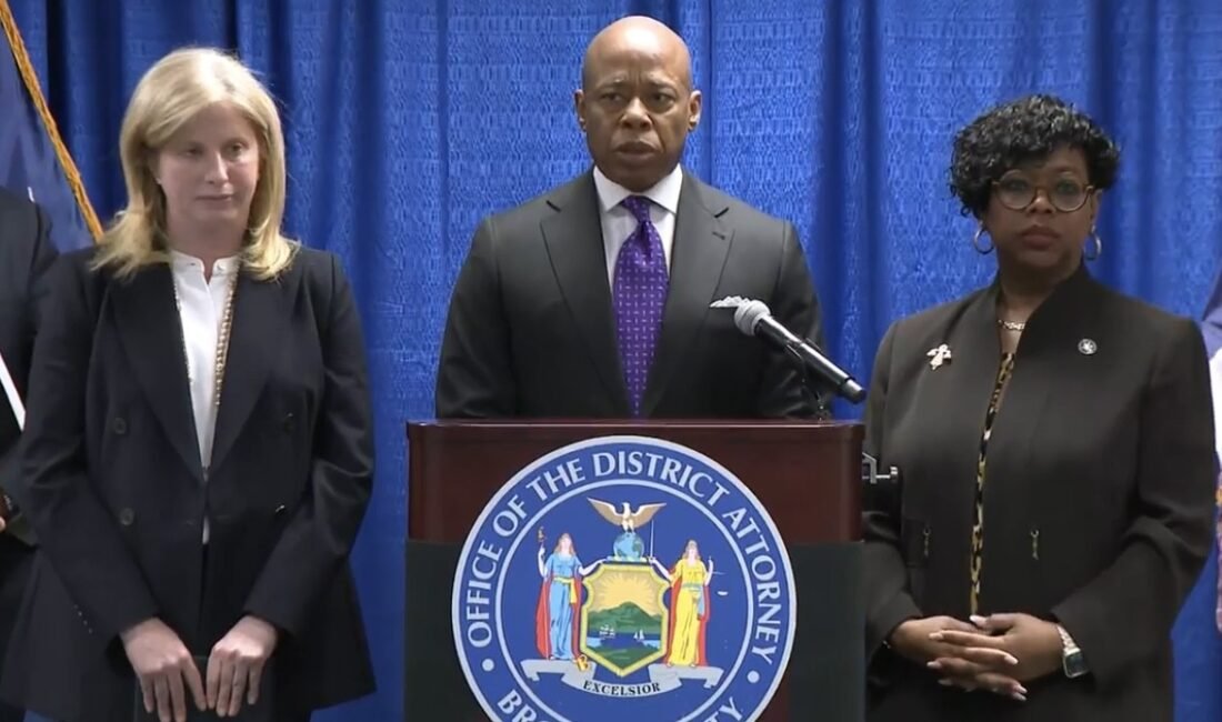 New York Belediye Başkanı Eric Adams, Bronx Bölge Savcısı Darcel