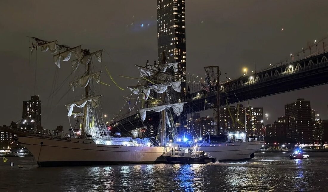 NEW YORK – Meksika Donanması’na ait eğitim gemisi ARM Cuauhtémoc,