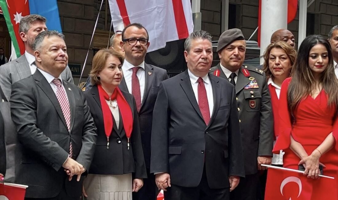 New York’un simgelerinden biri olan Wall Street, 19 Mayıs Atatürk’ü