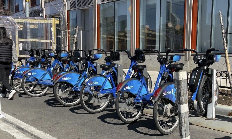 NEW YORK — Belediye Başkanı Eric Adams, şehirde artan e-bisiklet