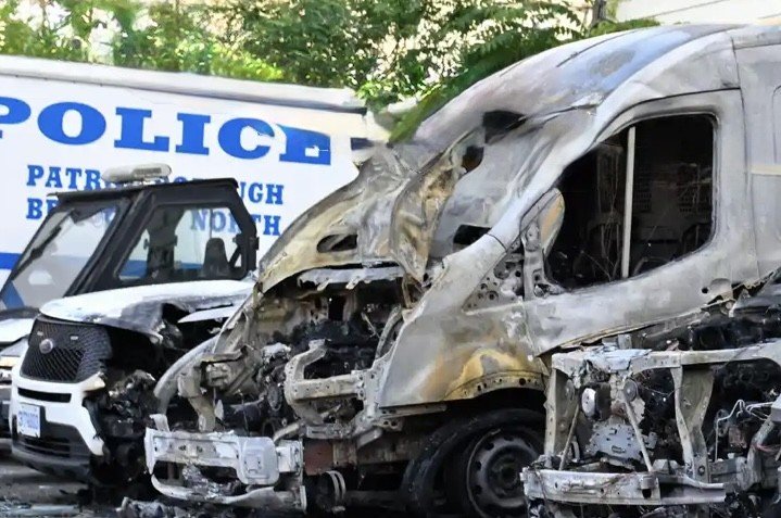 New York Polis Teşkilatı (NYPD), Brooklyn’deki bir otoparkta park halinde