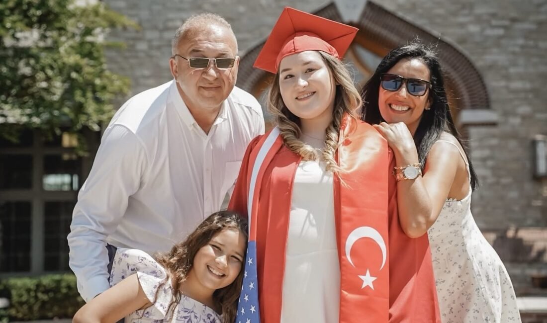 PHILADELPHIA – Amerika Birleşik Devletleri’nin dört bir yanında üniversitelerde mezuniyet