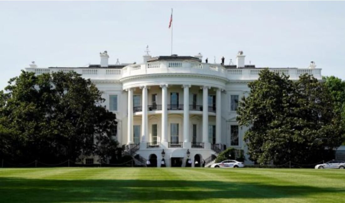 Beyaz Saray'ın Pennsylvania Caddesi'ne bakan ön girişinde, gazetecilerin çekim yapmak