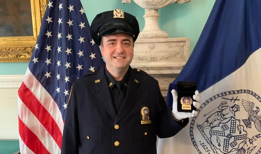 New York Polis Teşkilatı’nda görev yapan Dedektif Dimitrios Kalbouros, Belediye