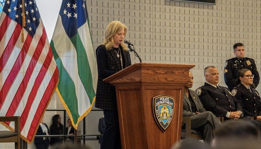NYPD Komiseri Jessica S. Tisch, yaklaşık 1.100 yeni polis memurunun