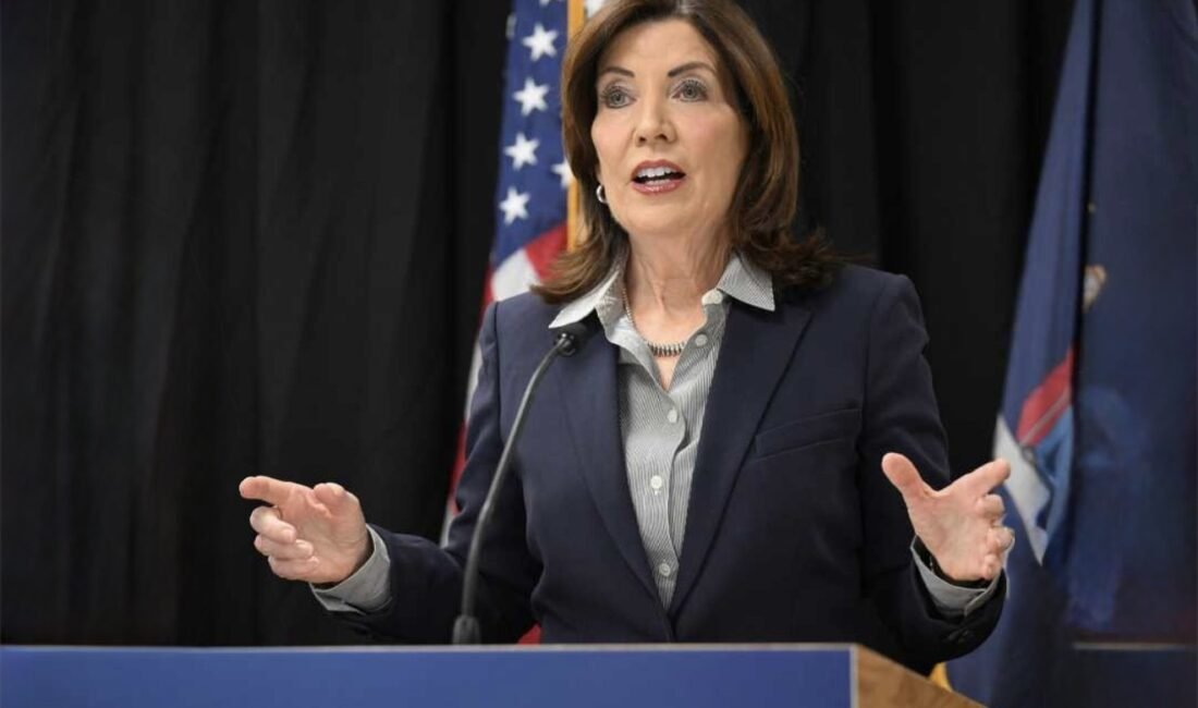 New York Valisi Kathy Hochul, belediye başkanlığı seçimlerinde önde gelen