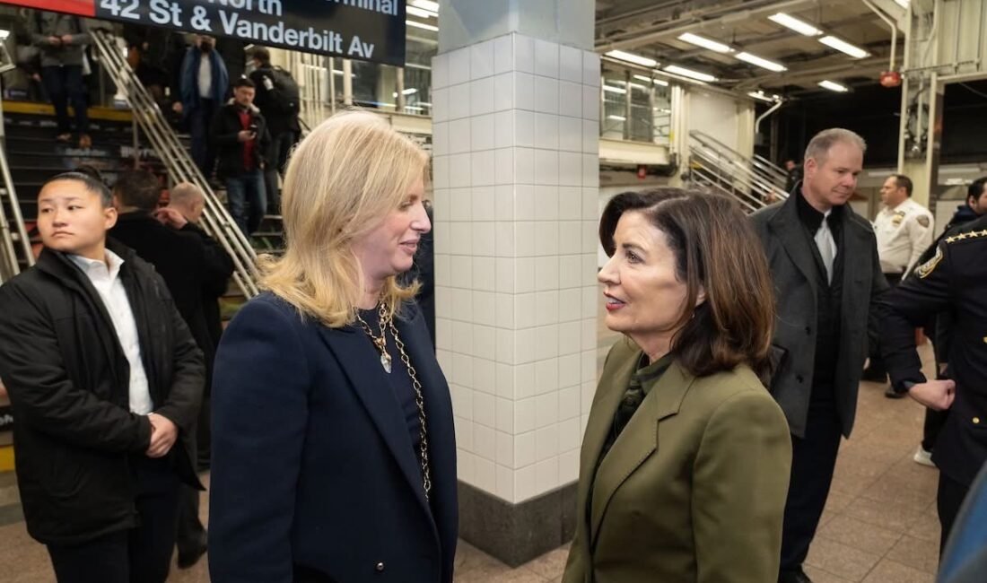 NEW YORK – New York Valisi Kathy Hochul, New York