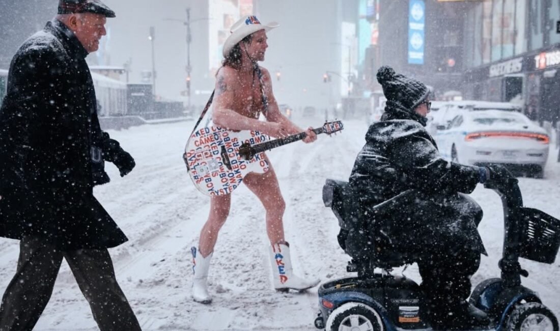 New York, pazar günü etkili olan yoğun kar fırtınasıyla zorlu