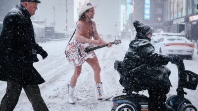 New York, pazar günü etkili olan yoğun kar fırtınasıyla zorlu
