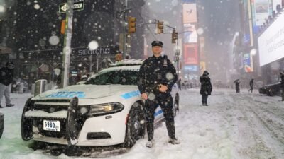 New York’u etkisi altına alan yoğun kar yağışı ve olumsuz