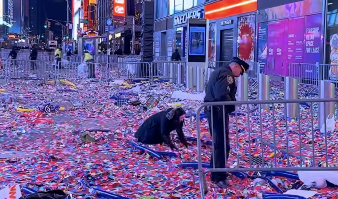 NEW YORK – Times Meydanı’nda milyonların izlediği yılbaşı kutlamaları, konfeti