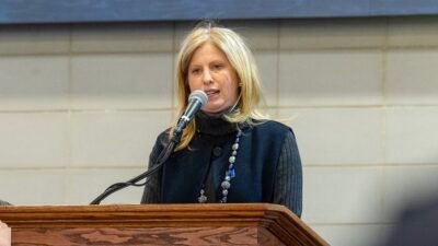 New York’ta bulunan Washington Square Park’ta yaşanan kartopu olayı, polis ile