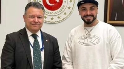 NEW YORK - Türk müzisyen ve söz yazarı Seyfullah Sağır,