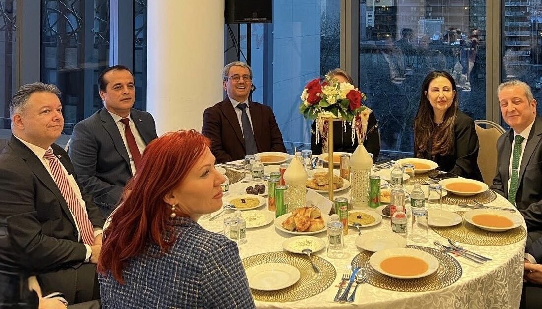 Amerika Karadeniz Giresunlular Derneği’nin New York’taki Türkevi’nde düzenlediği geleneksel iftar