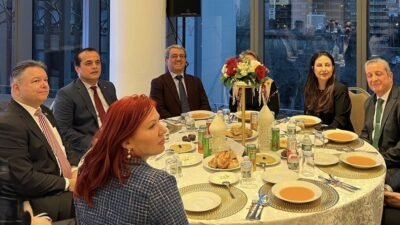 Amerika Karadeniz Giresunlular Derneği’nin New York’taki Türkevi’nde düzenlediği geleneksel iftar