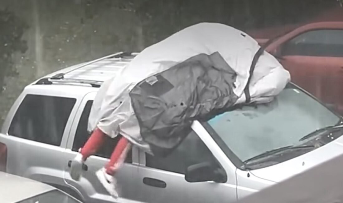 ABD’nin Florida eyaletinde yaşanan şiddetli dolu fırtınası sırasında bir adamın