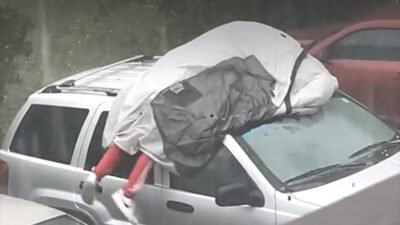 ABD’nin Florida eyaletinde yaşanan şiddetli dolu fırtınası sırasında bir adamın