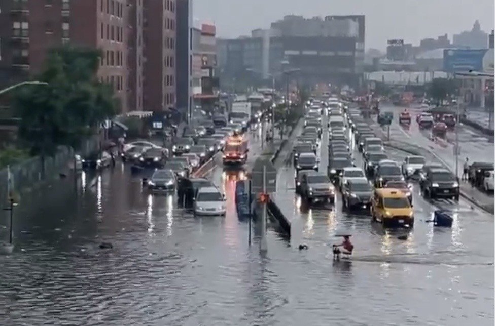 NEW YORK – New York’ta etkili olan ve yaklaşık bir saat