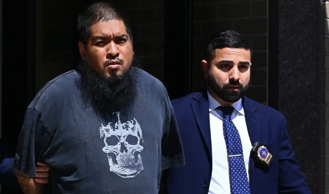 New York’un Brooklyn şehrinde sokakta silahla ateş açarak sahibinin yanında