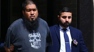 New York’un Brooklyn şehrinde sokakta silahla ateş açarak sahibinin yanında