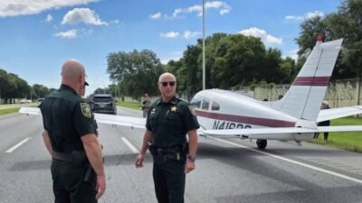 ABD’nin Florida eyaletinde, uçuş sırasında teknik arıza yaşayan uçağı otoyola