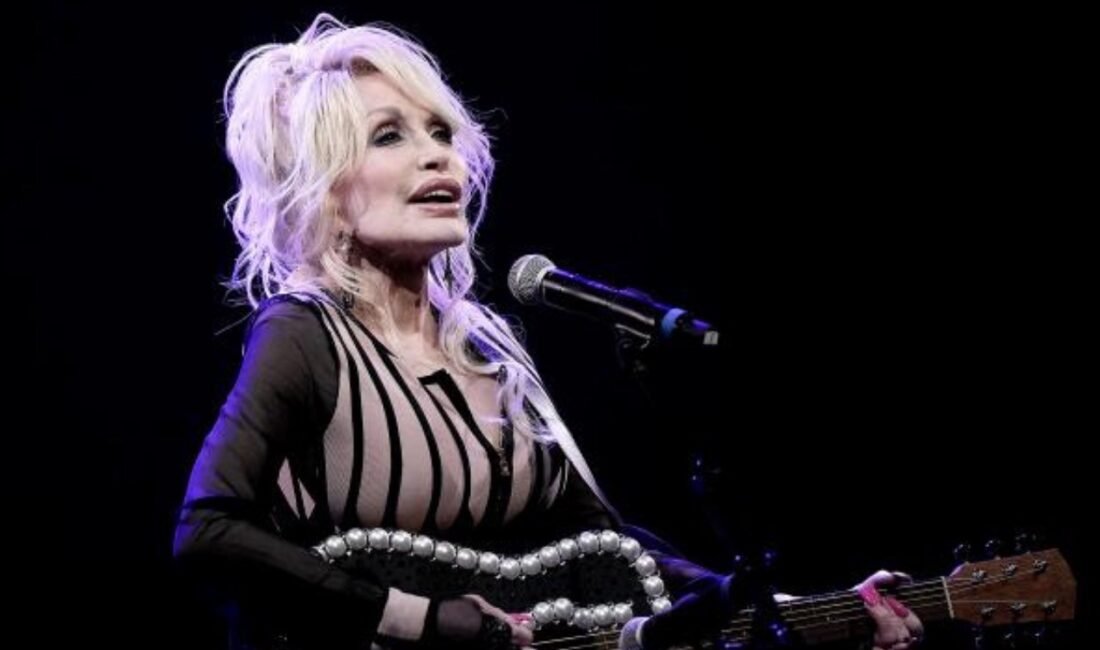 Country müziğin en önemli isimlerinden biri olan sanatçı Dolly Parton,