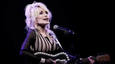 Country müziğin en önemli isimlerinden biri olan sanatçı Dolly Parton,
