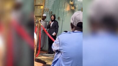 New York Valisi Kathy Hochul’un, Müslümanların katıldığı bir etkinlikte başörtüsü